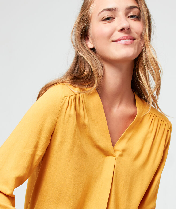 Blouse col v ocre.