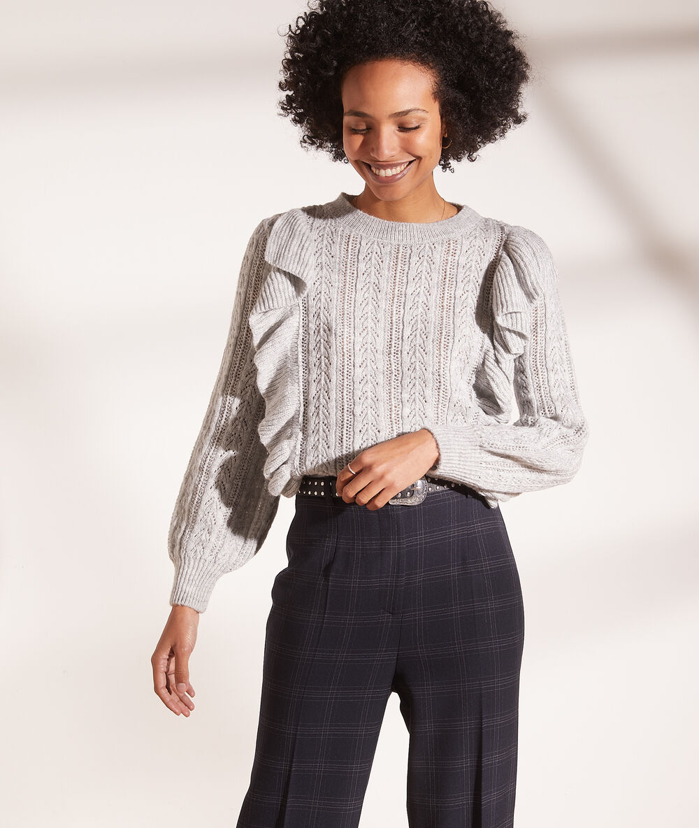 Pull en maille à volants gris clair.