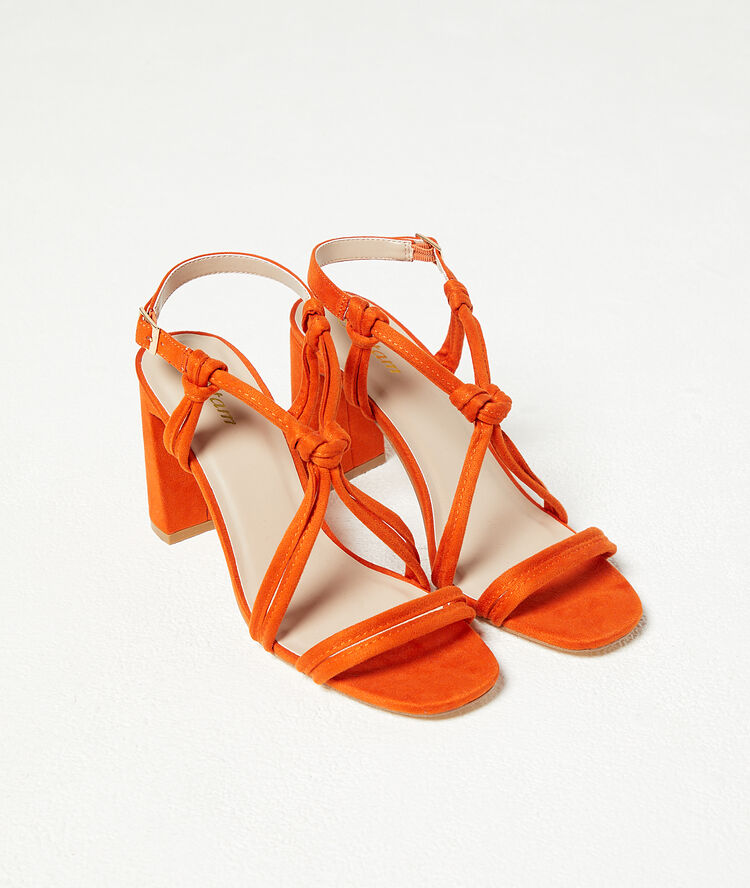 Sandales à talons tangerine.