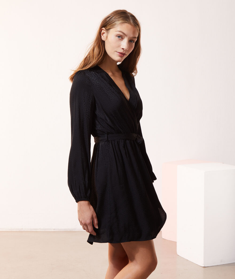 Robe cache-coeur ceinturée noir.