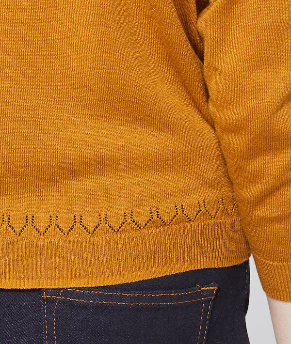 Pull col v en maille fine moutarde.