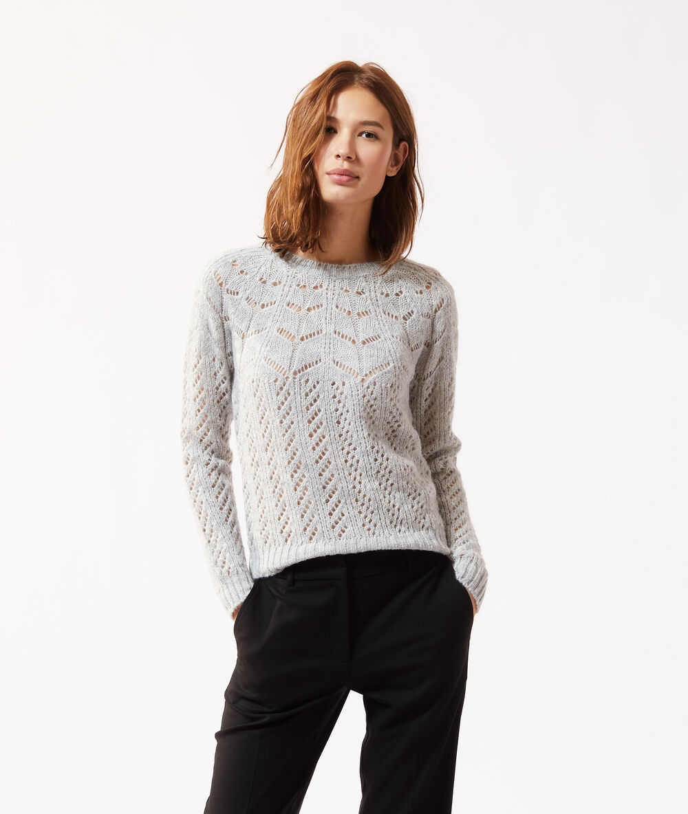Pull en maille ajourée gris chine clair.