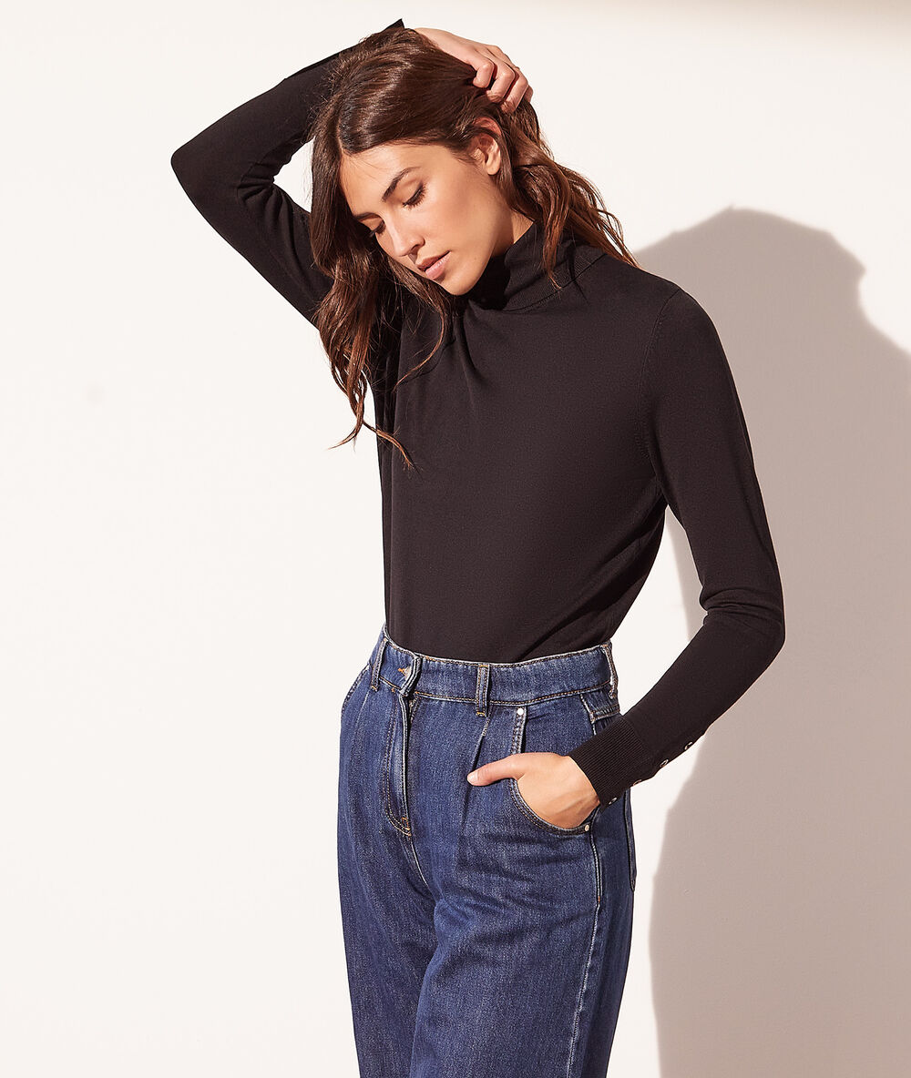 Pull col roulé en maille éco-responsable noir.