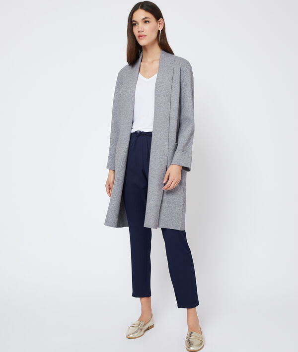 Gilet long en maille douce gris chine clair.