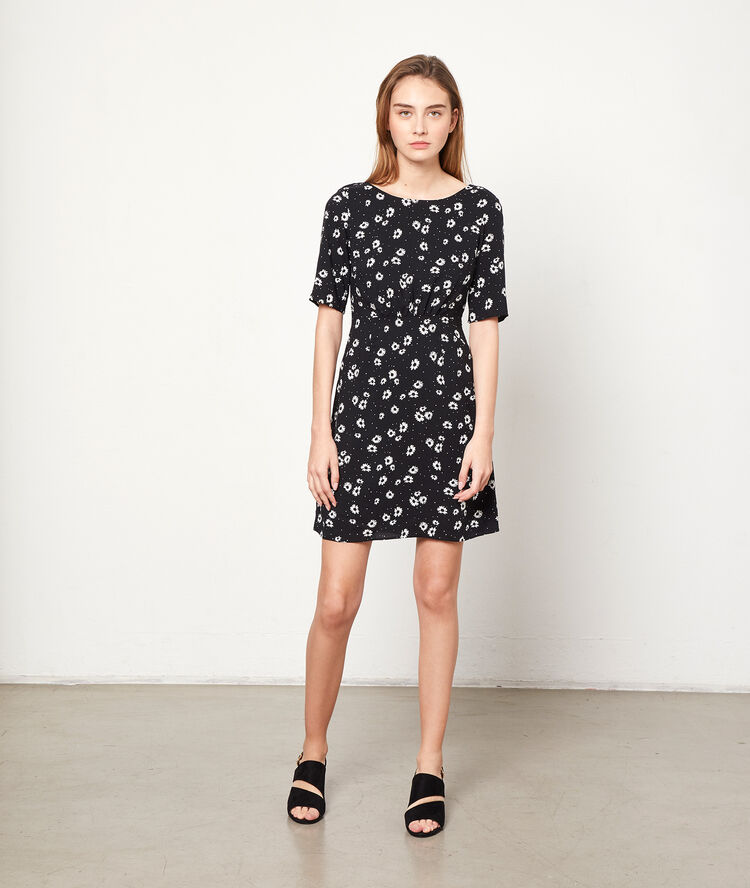 Robe fleurie dos décolleté noir.
