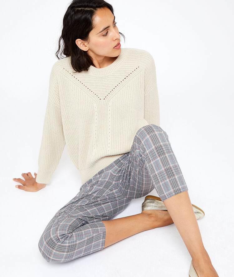 Pull en grosse maille grege.