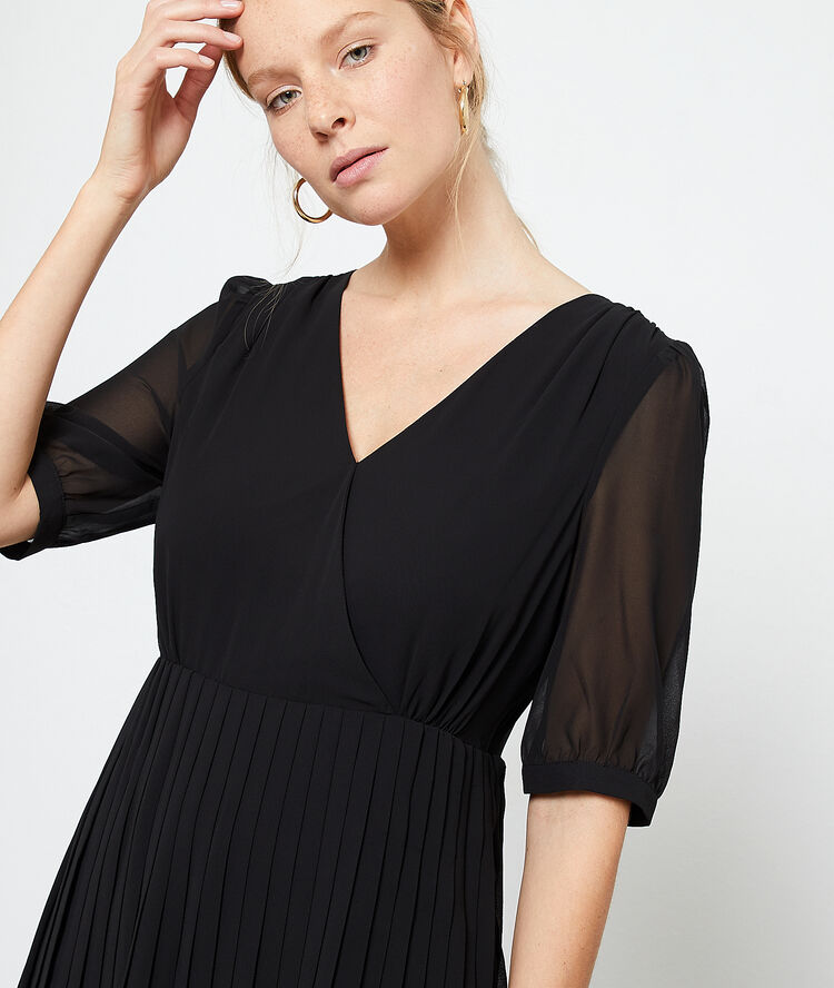 Robe plissée noir.