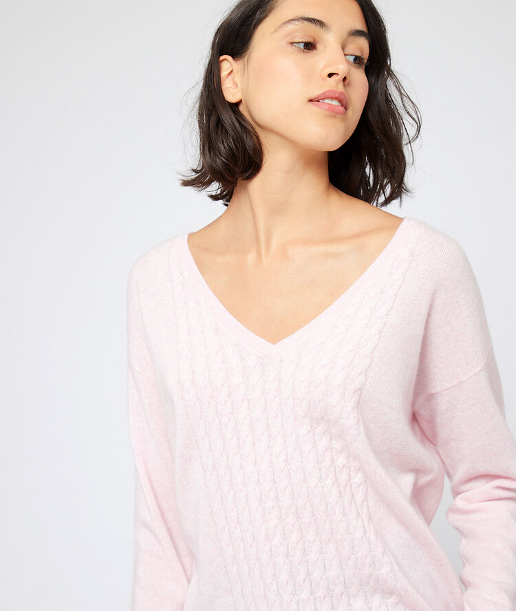 Pull torsadé en cachemire rose.