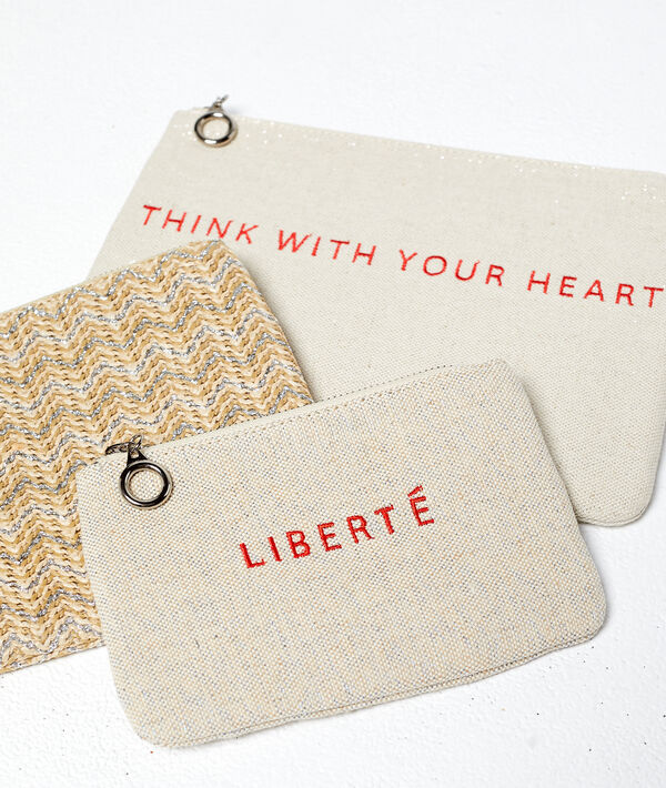 Trio de pochettes tressées beige.