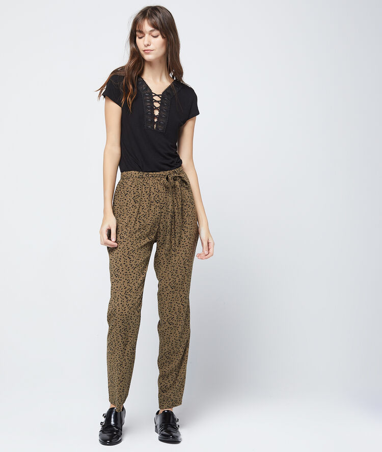 Pantalon carotte à imprimé léopard kaki.