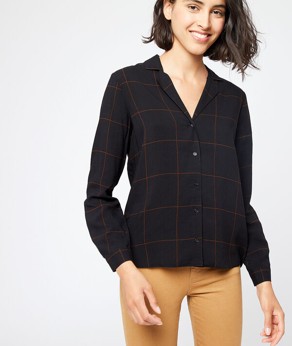 Chemise à carreaux noir.