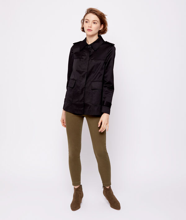 Veste courte boutonnée noir.