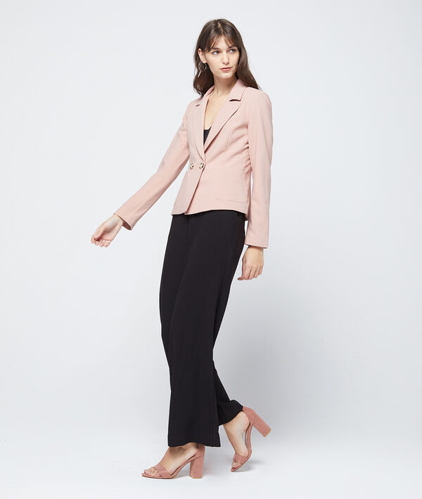 Veste de tailleur nude.