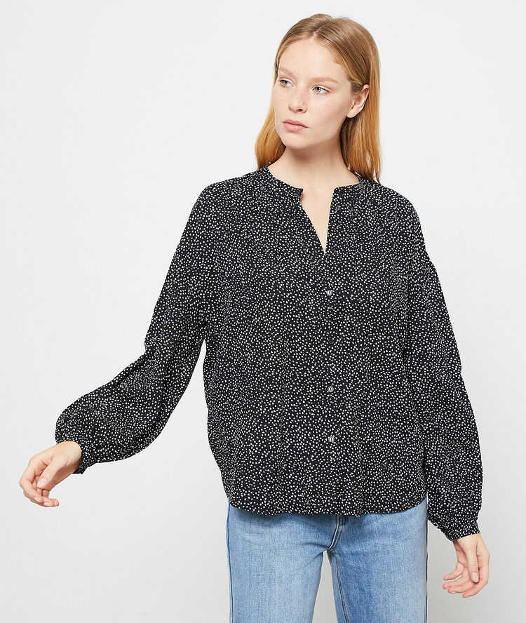 Blouse à motifs coeur noir.