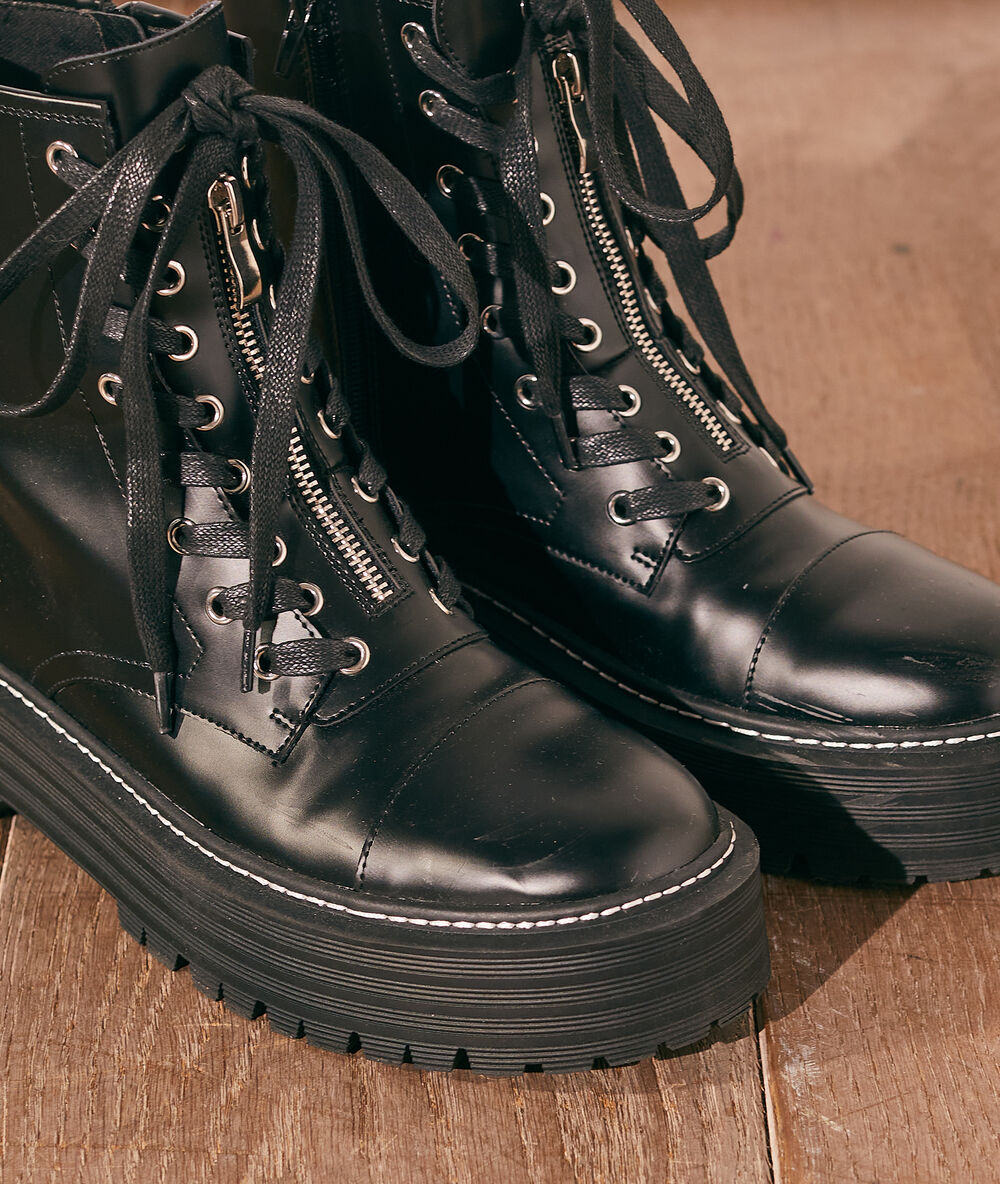Bottines à plateformes noir.