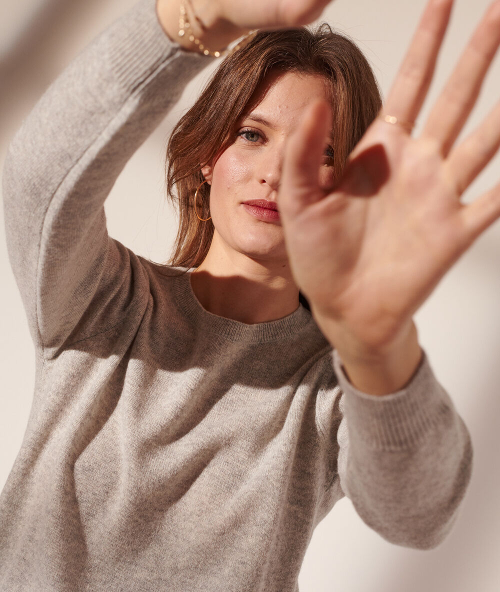 Pull col rond en cachemire gris chine clair.