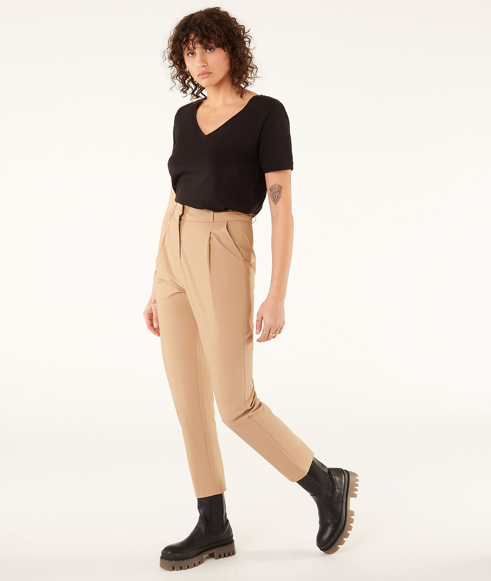T-shirt col v noir.