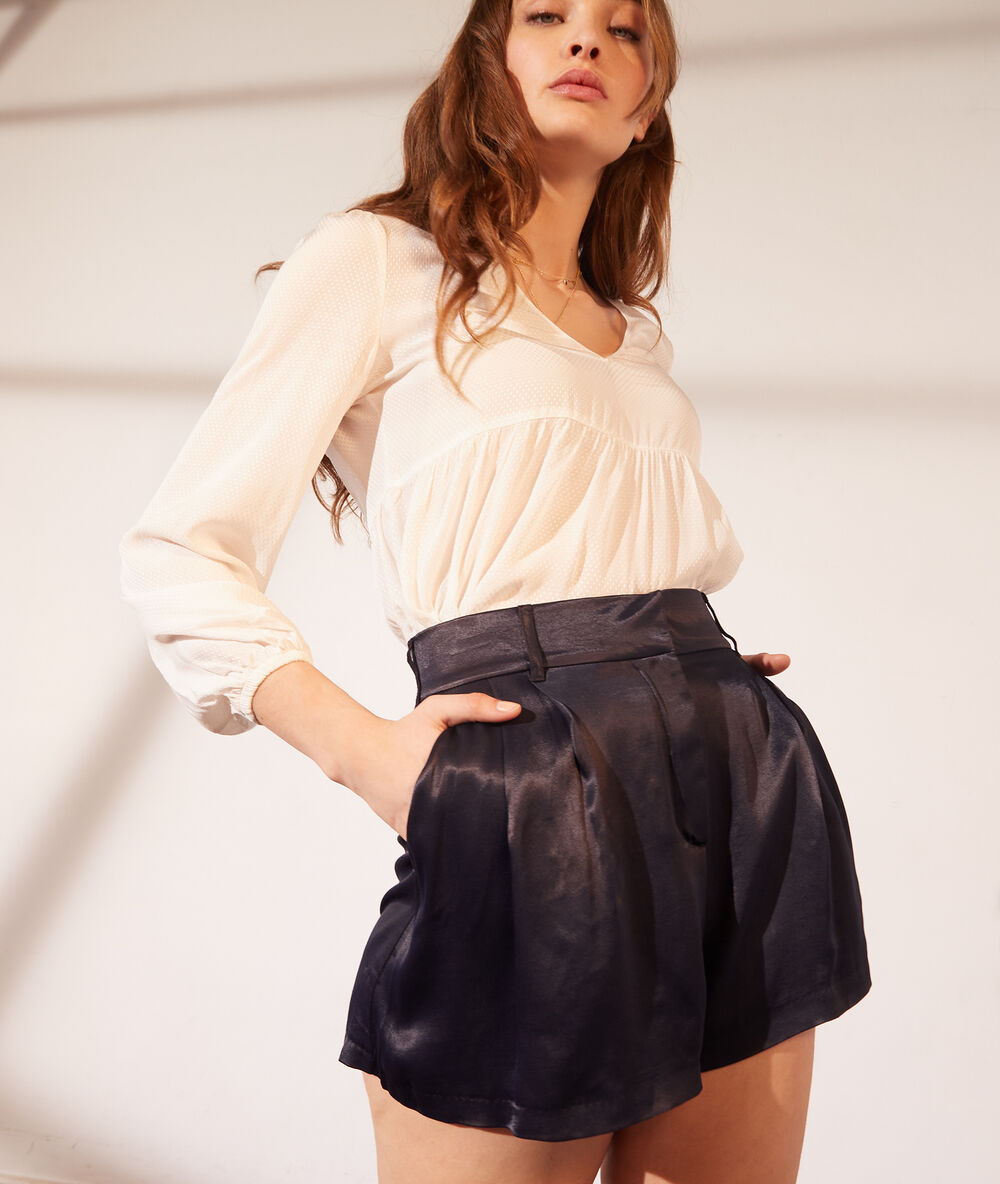 Short satiné marine.