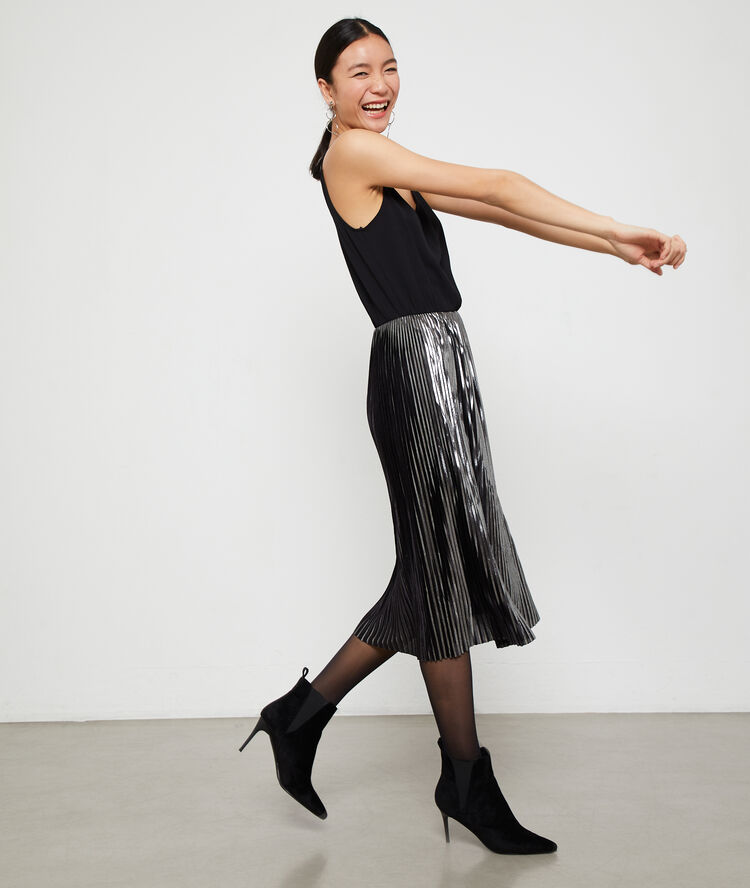 Robe plissée métallisée argent.