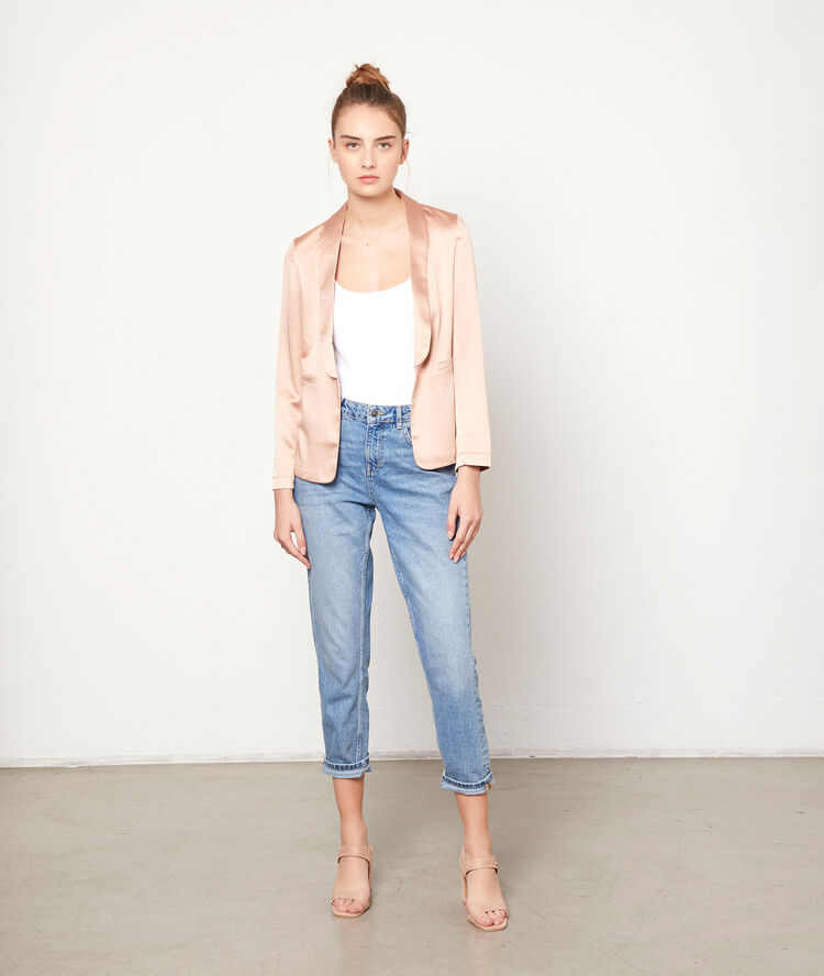 Veste de tailleur satinée nude.