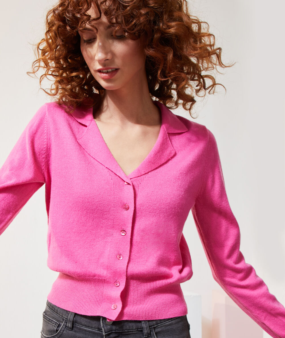 Cardigan maille fine bordeaux.
