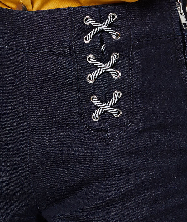 Short en jean à laçage brut.