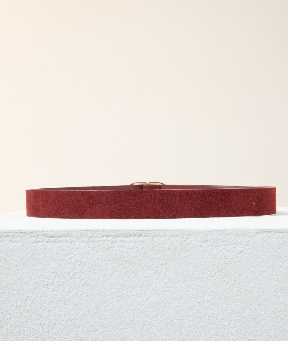 Ceinture boucle ronde en croûte de cuir bordeaux.