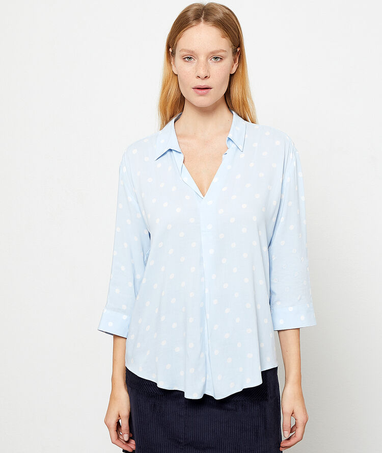Blouse à pois ciel.