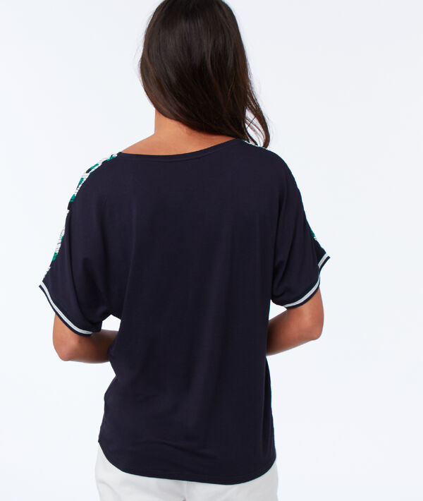 T-shirt à pois bleu marine.