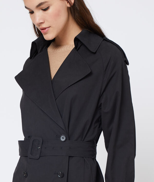 Trench ceinturé noir.