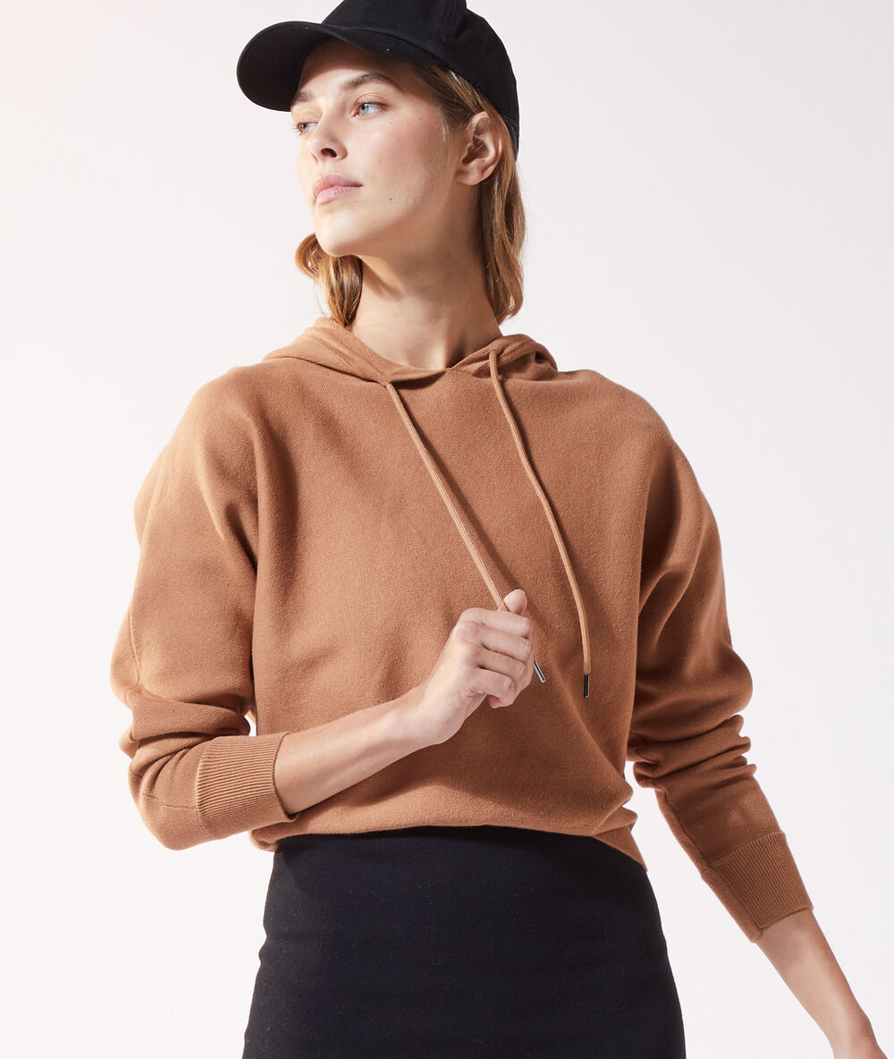 Sweat à capuche camel clair.