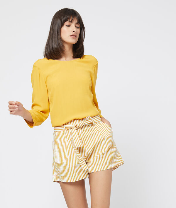Blouse dos décolleté à volants curry.