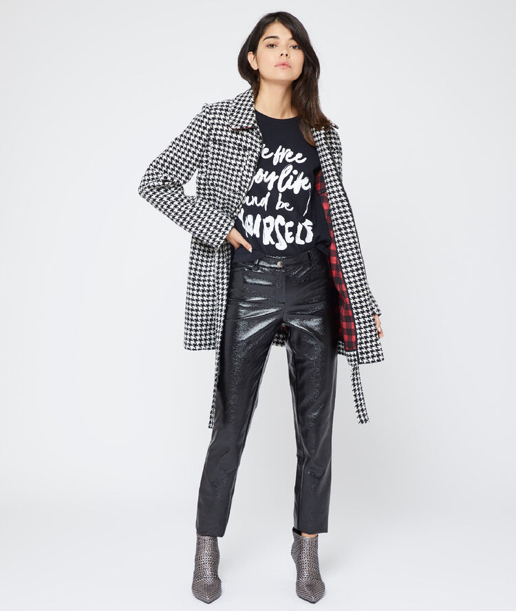 Manteau ceinturé à motifs pied de poule noir.