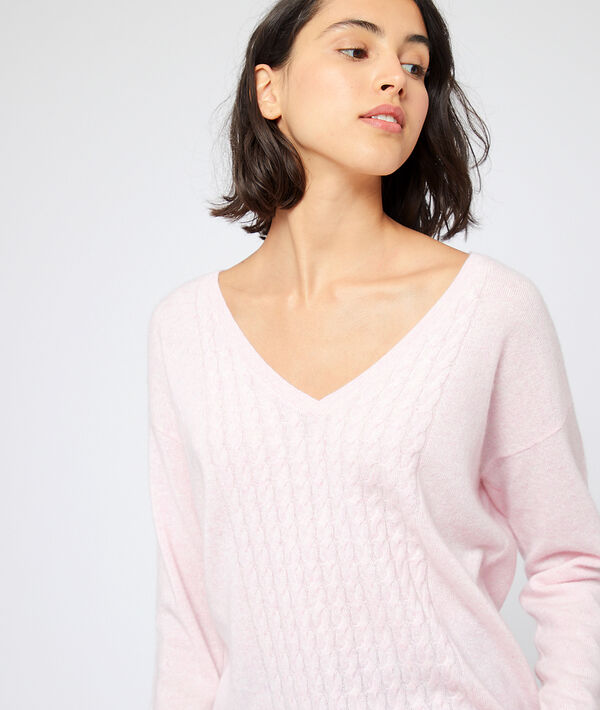 Pull torsadé en cachemire nude.