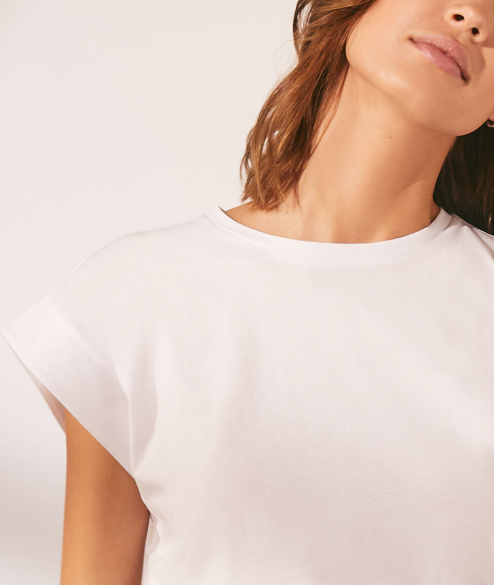 T-shirt col rond blanc.