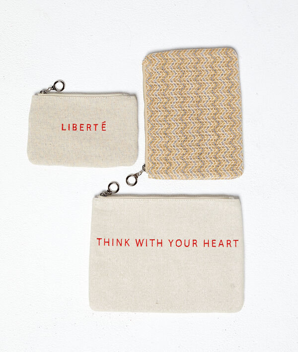 Trio de pochettes tressées beige.