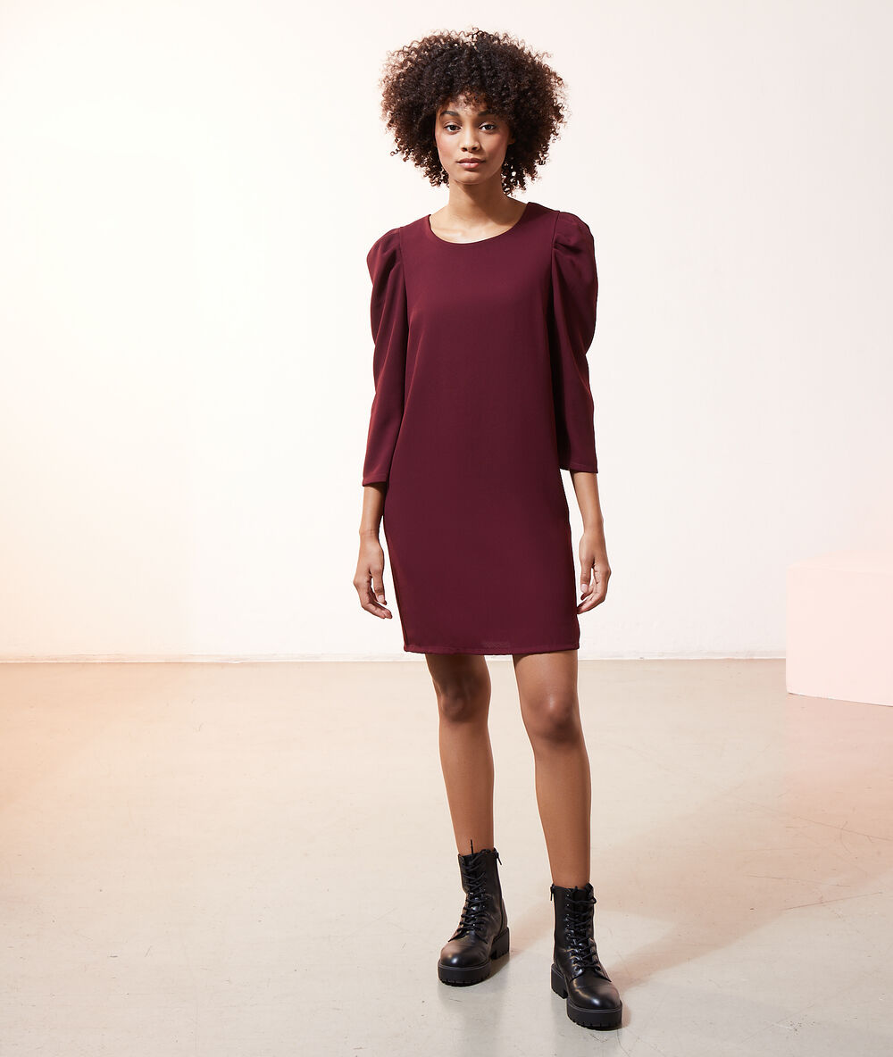 Robe droite manches ballons bordeaux.