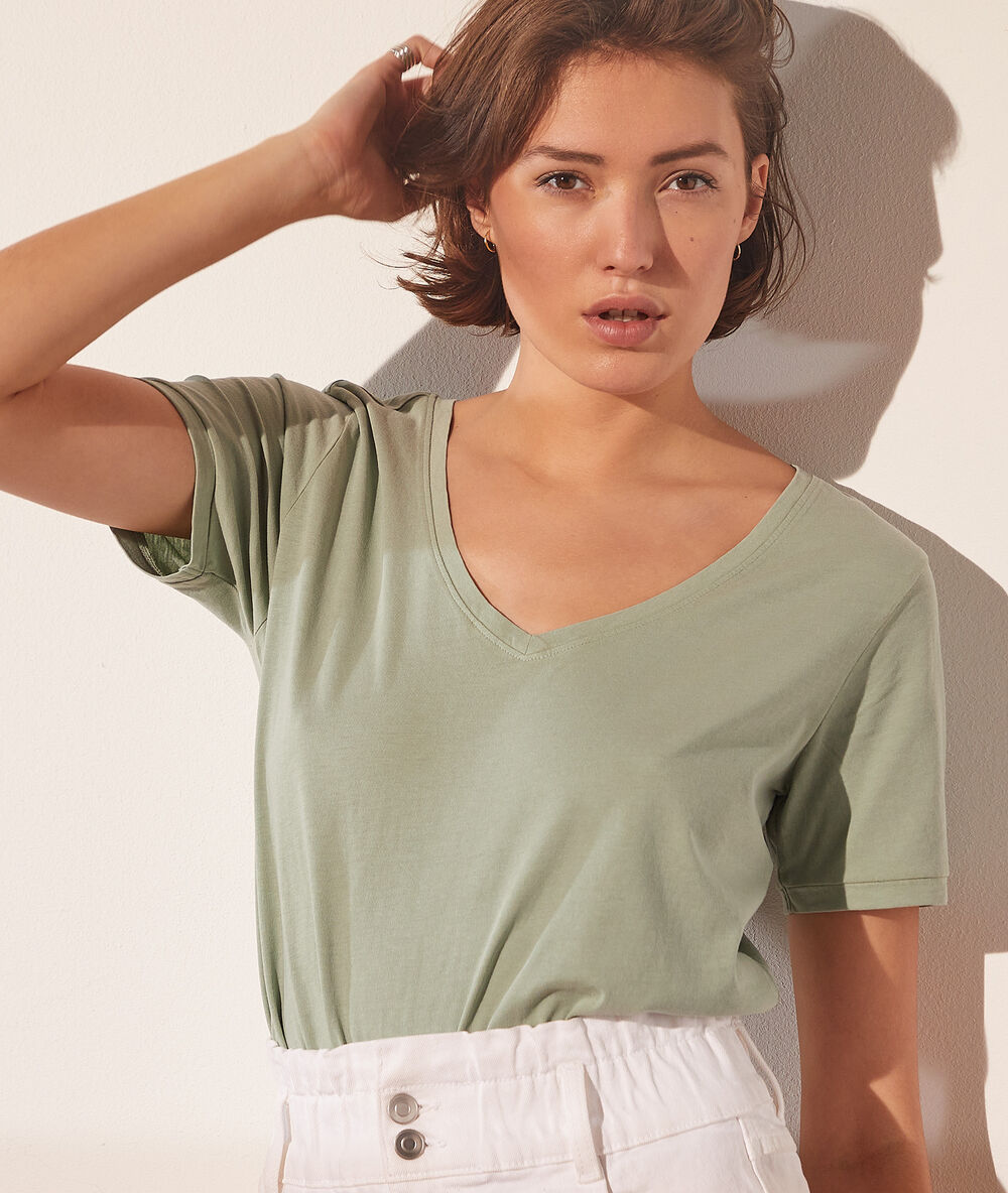 T-shirt col v sauge.