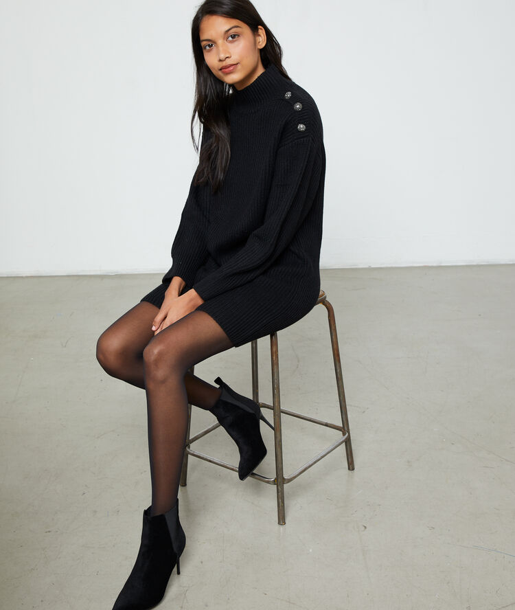 Robe pull col roulé noir.