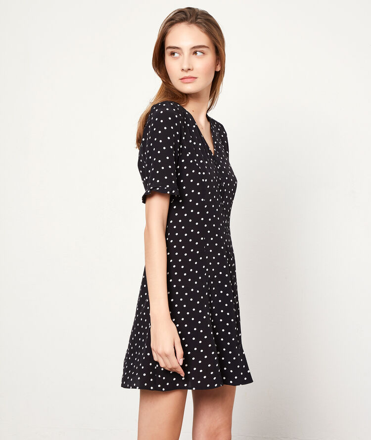 Robe boutonnée à pois noir.
