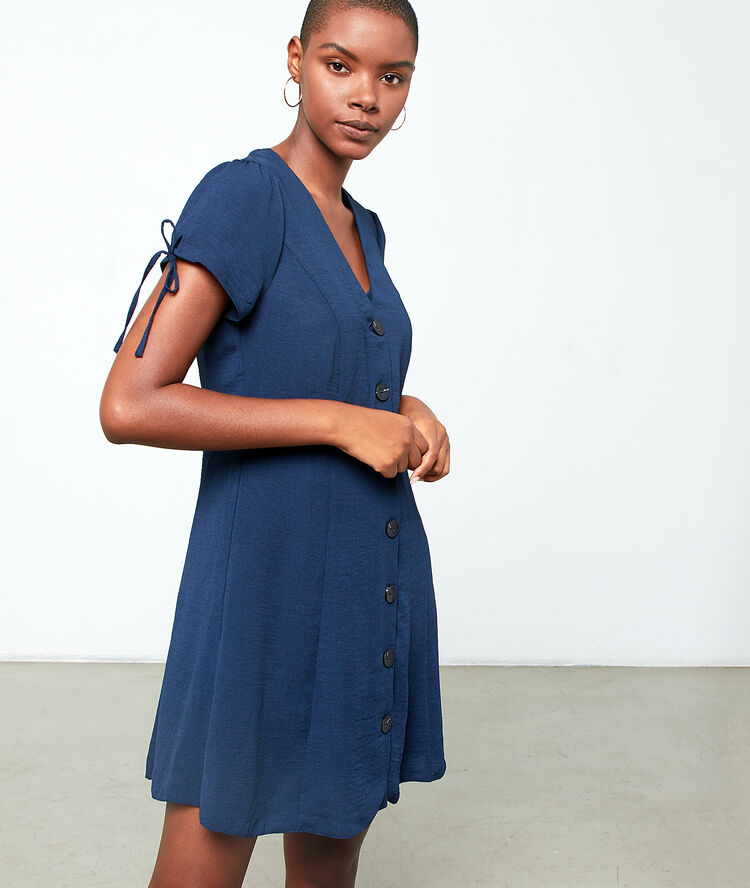 Robe évasée à boutons marine.