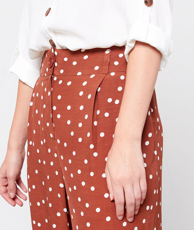Pantalon large à pois marron.