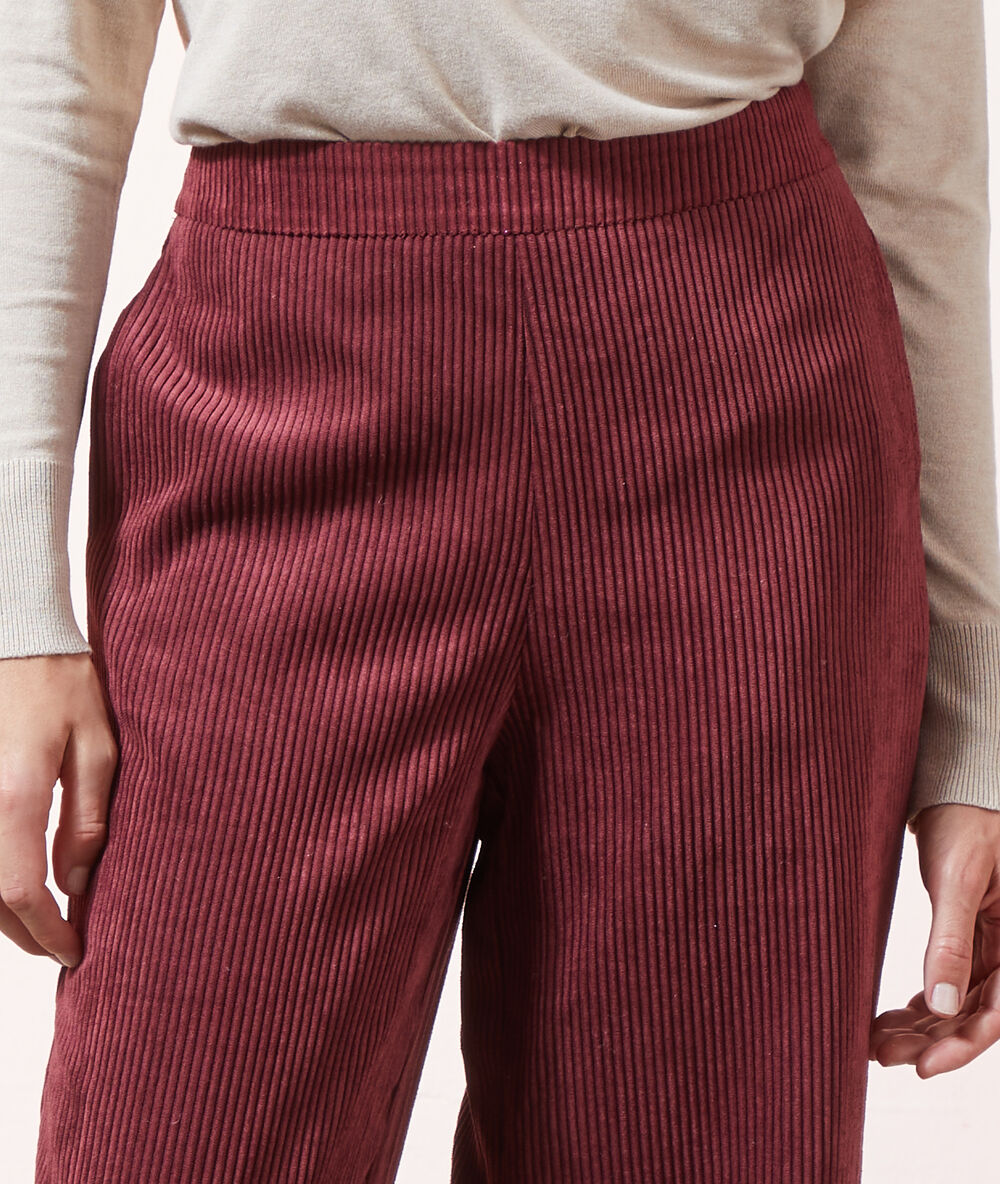 Pantalon large en velours côtelé bordeaux.
