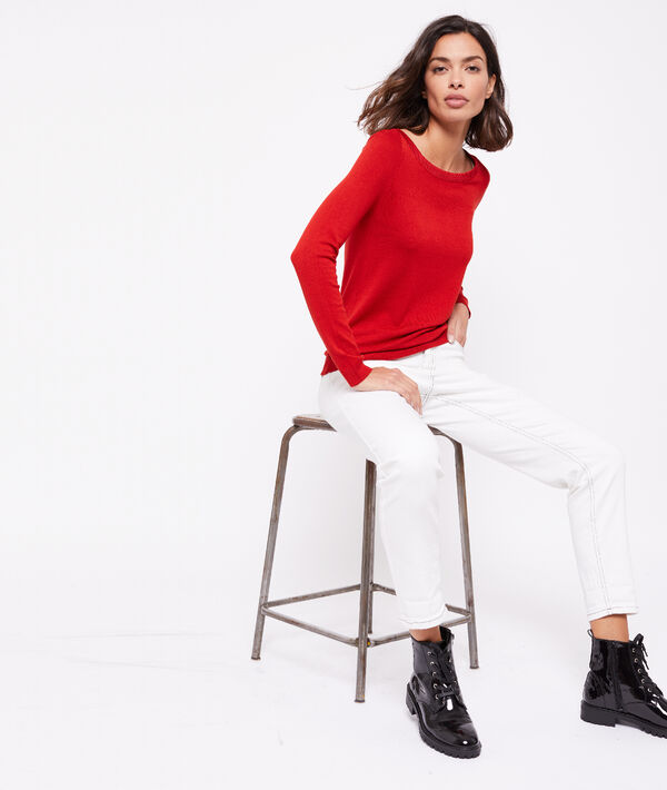 Pull col rond rouge.
