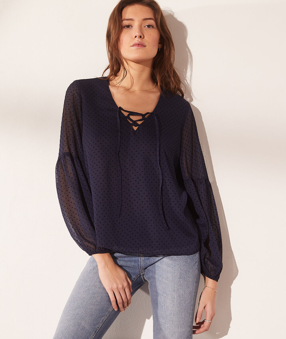 Blouse en plumetis manches ballon bleu marine.