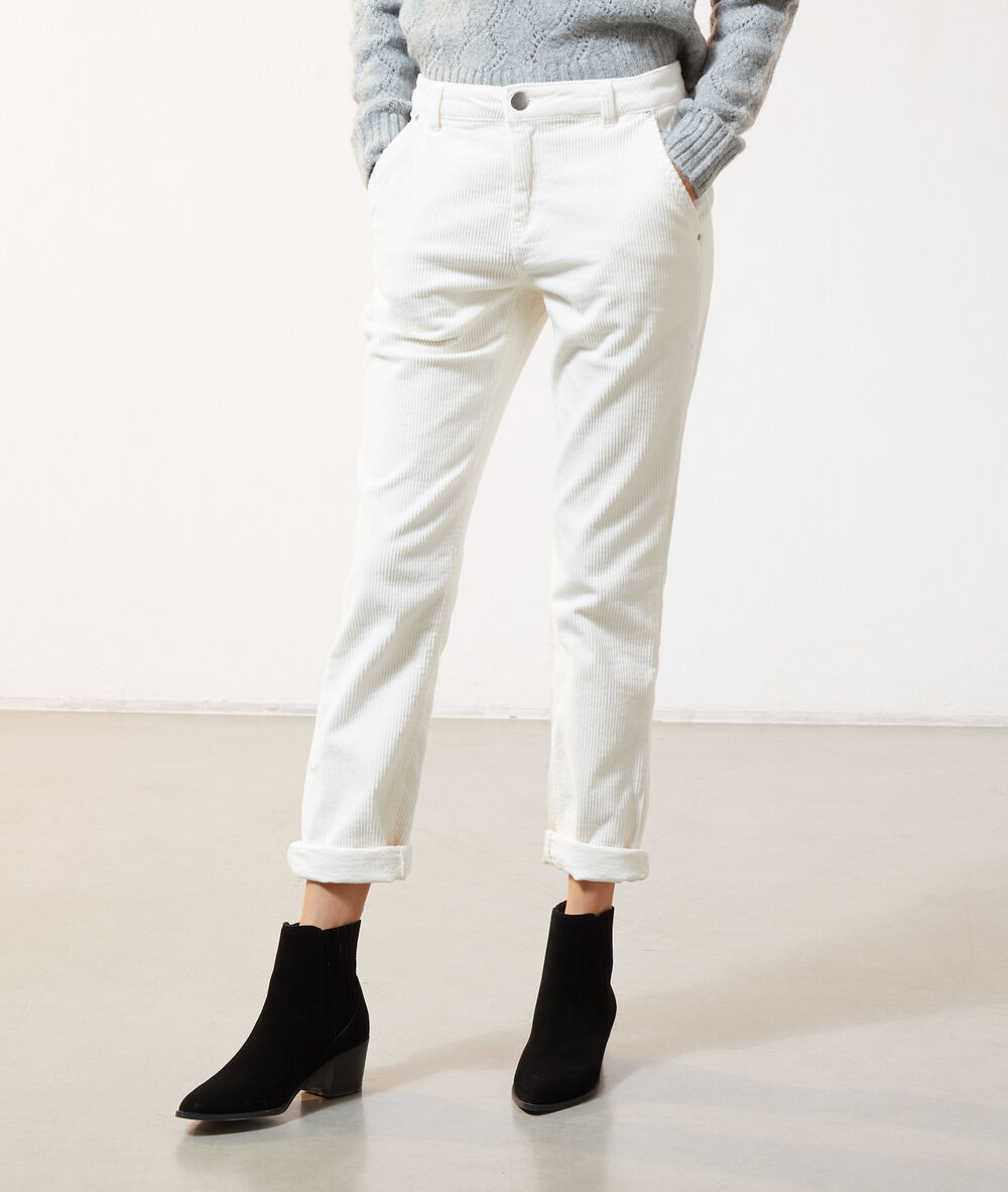 Pantalon en velours côtelé ecru.