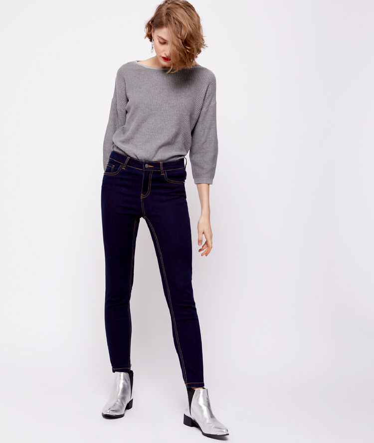 Pull en grosse maille taupe.
