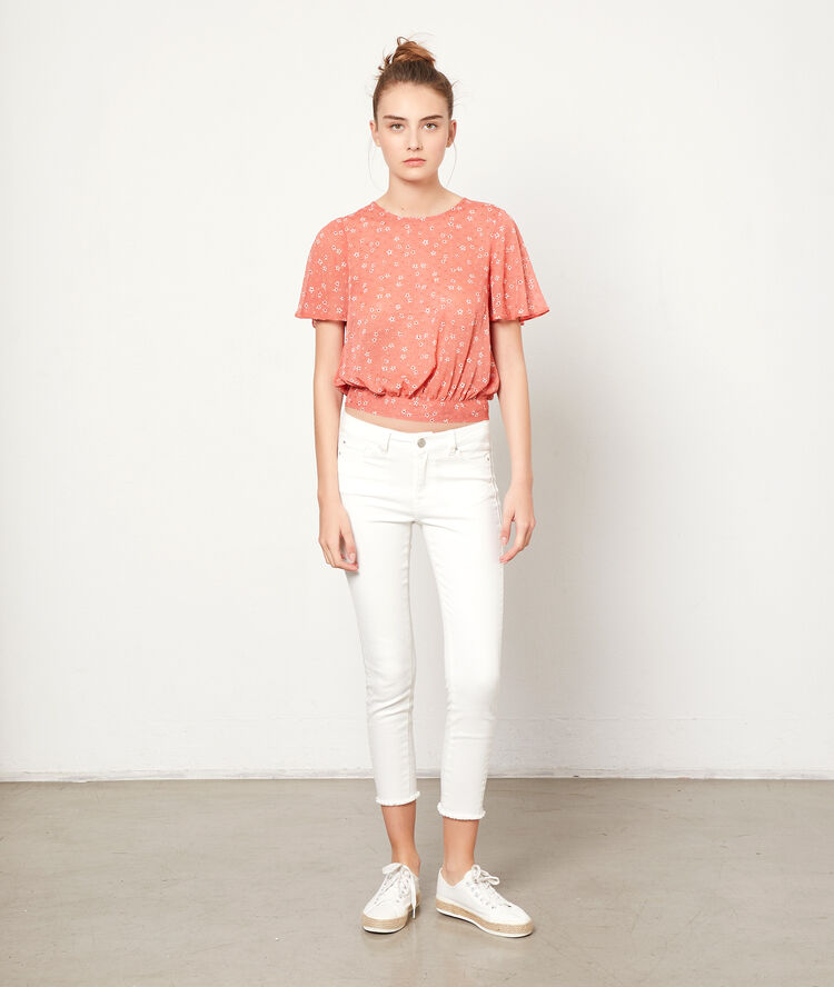 Blouse à fleurs et plumetis bois de rose.