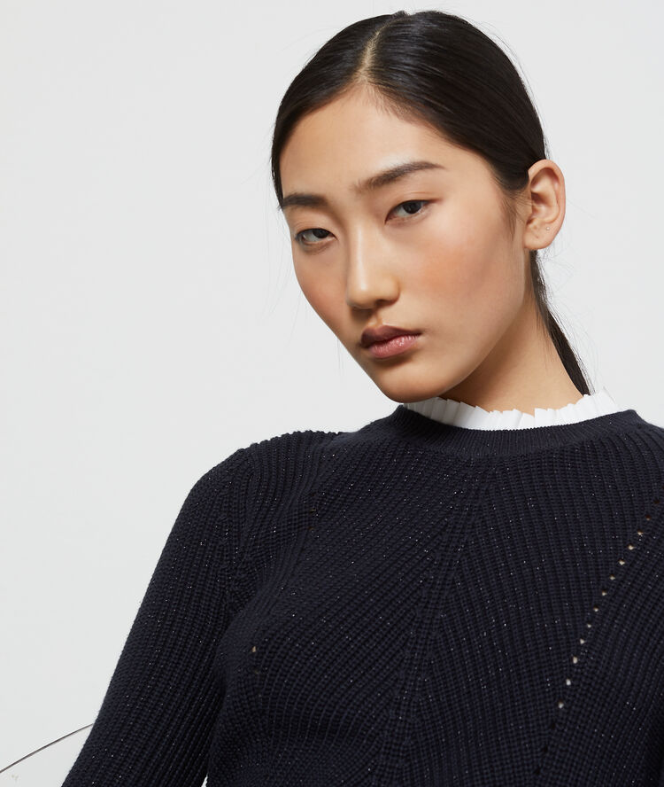 Pull en grosse maille et fils métallisés noir.