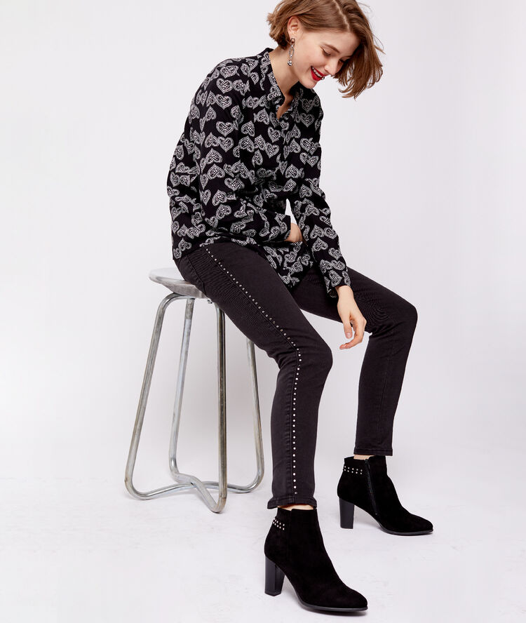 Chemise à motifs cœur noir.